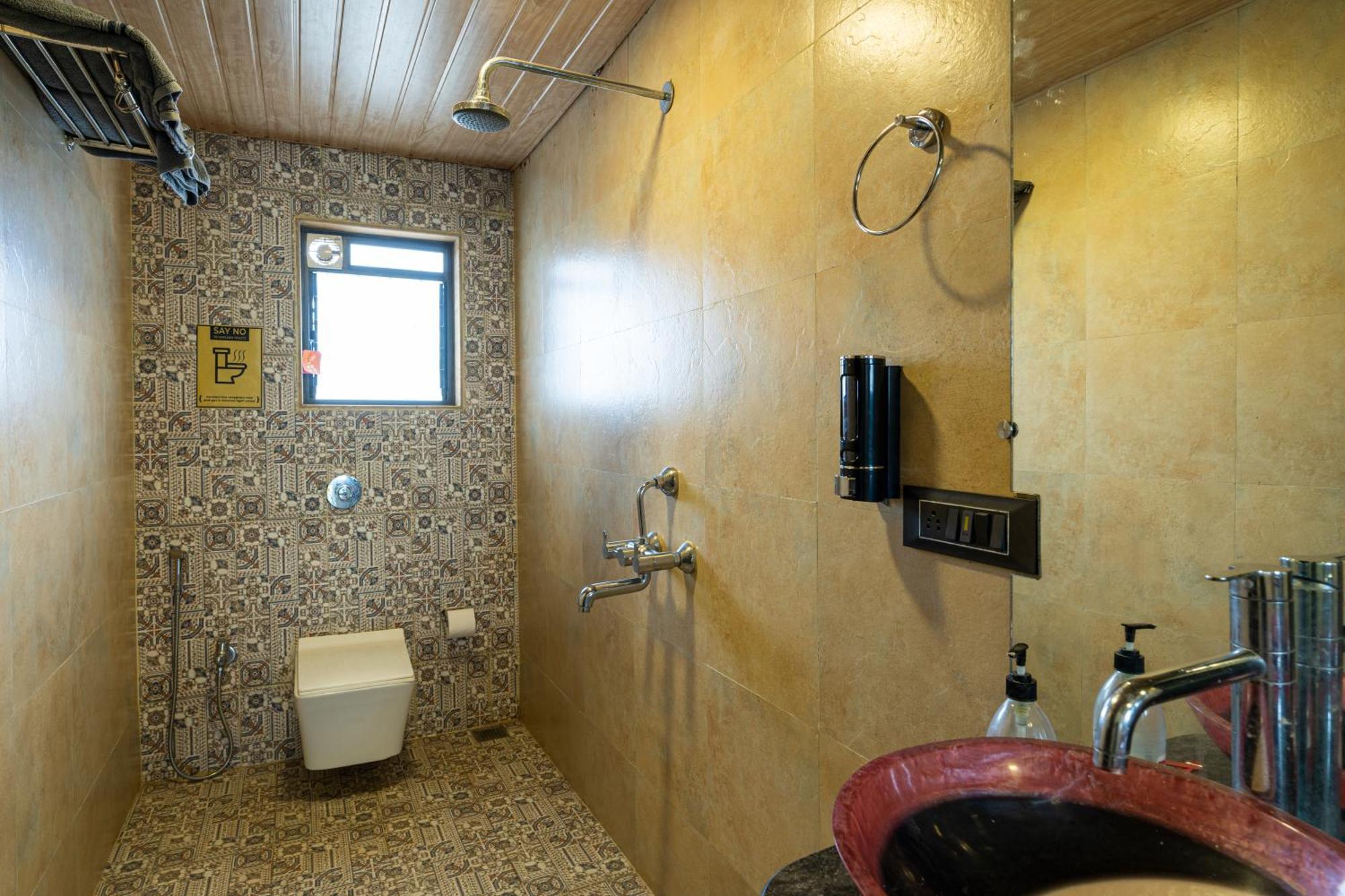 The Hosteller Kasol, Riverside Стая снимка